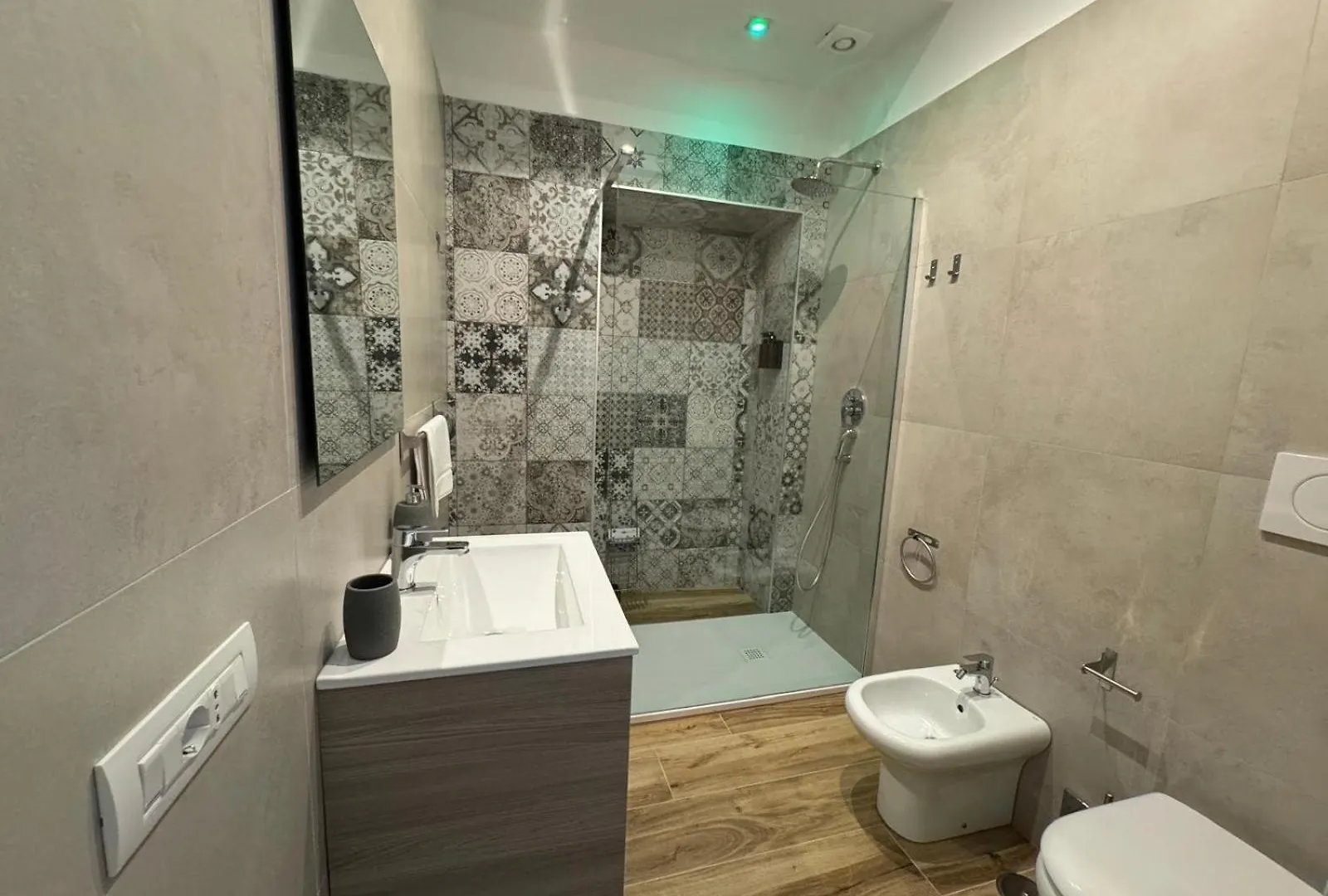 ゲストハウス ホテル Essenza House ローマ イタリア