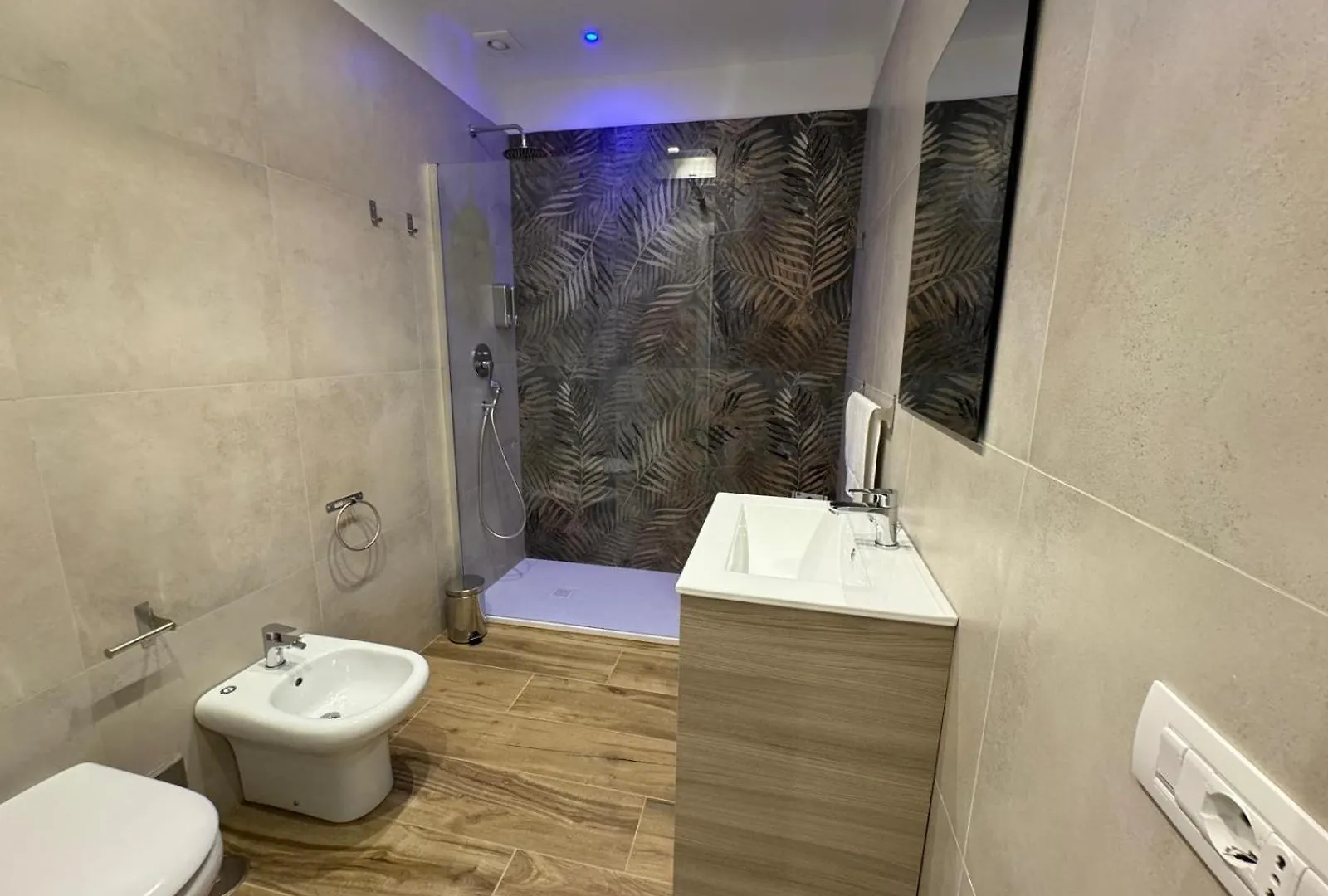 ゲストハウス ホテル Essenza House ローマ イタリア